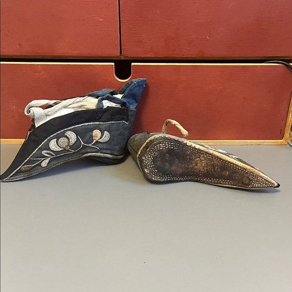 Antique Embroidered Blue and Cream Lotus Shoes - extremely rare - Picture 2 of 14